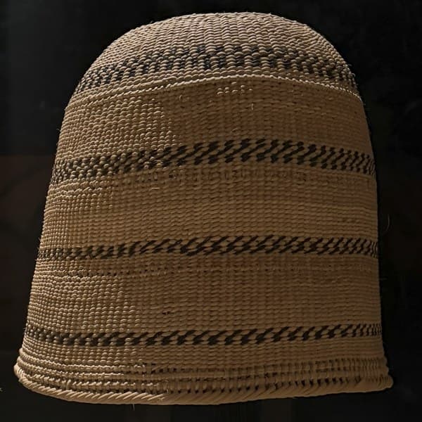 Cúpula clara com listras, apagada