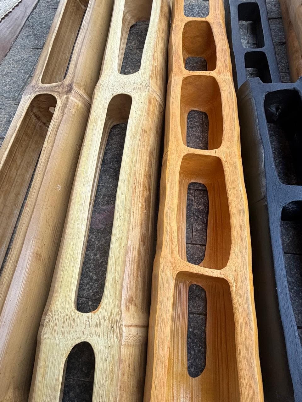 Almas de bambu esculpidas, cada uma de um colmo