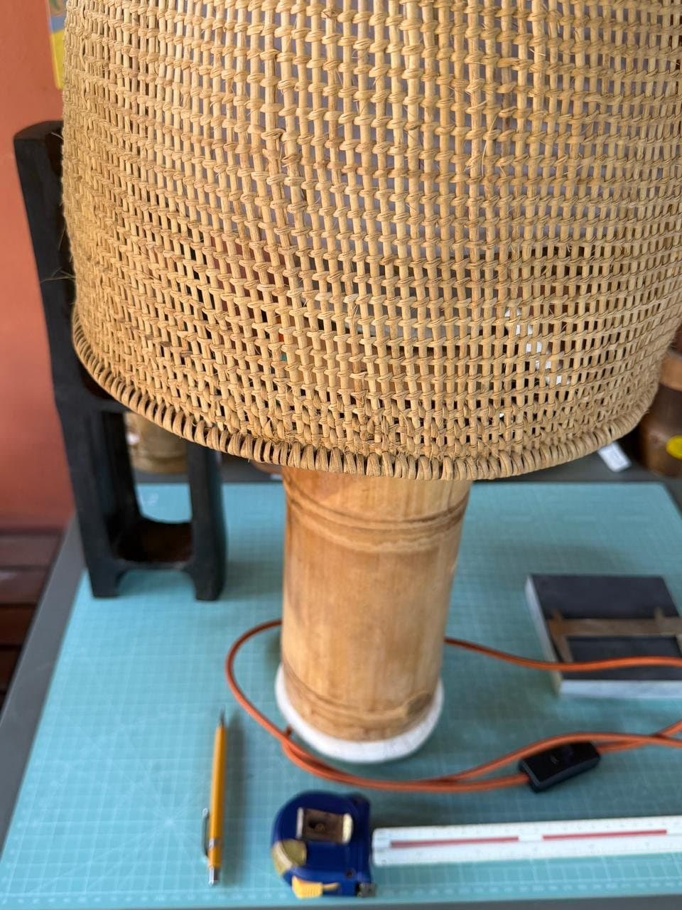Cúpula e colmo na bancada, durante a montagem