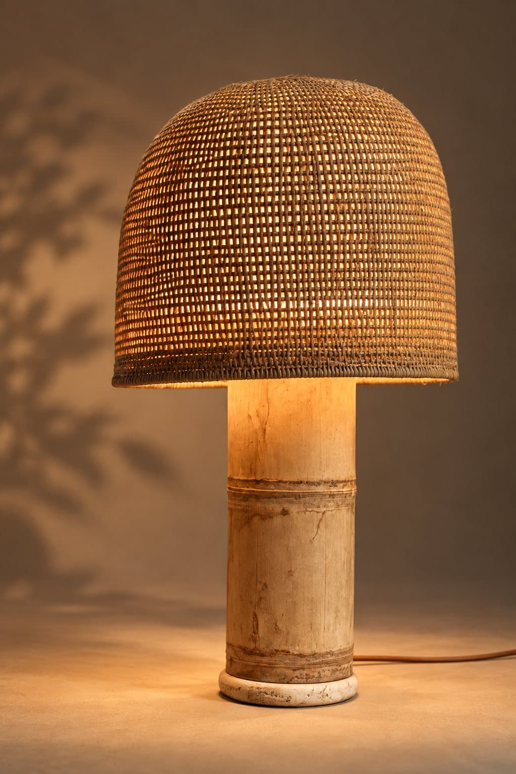 Luminária Inteira Bambu com Pedra fotografada em estúdio
